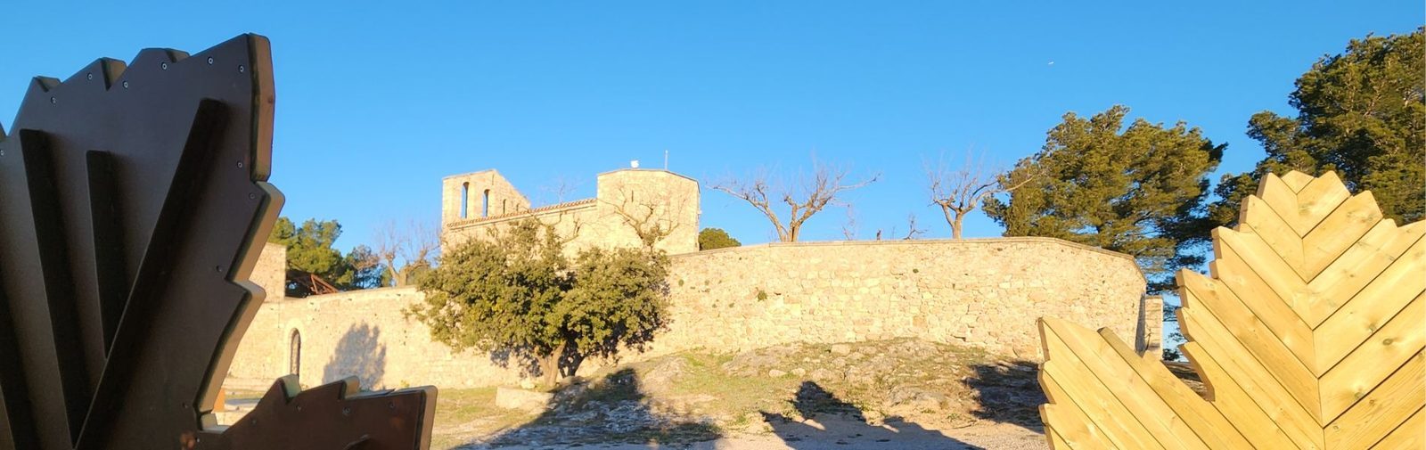 Muralles i campanar del Santuari de Foix al capvespre