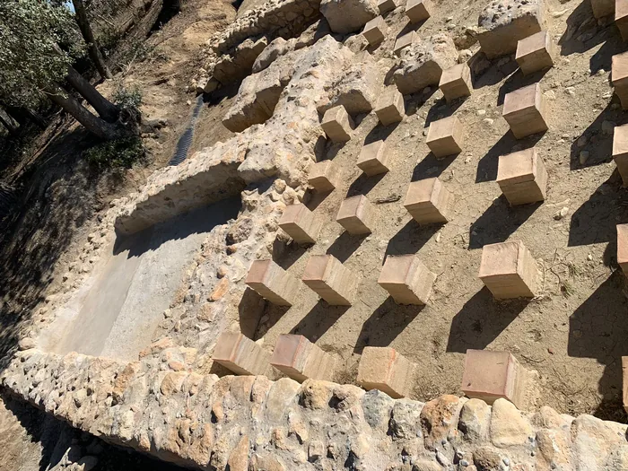 Els pilars de rajola de les termes de la vil·la romana de la Verna