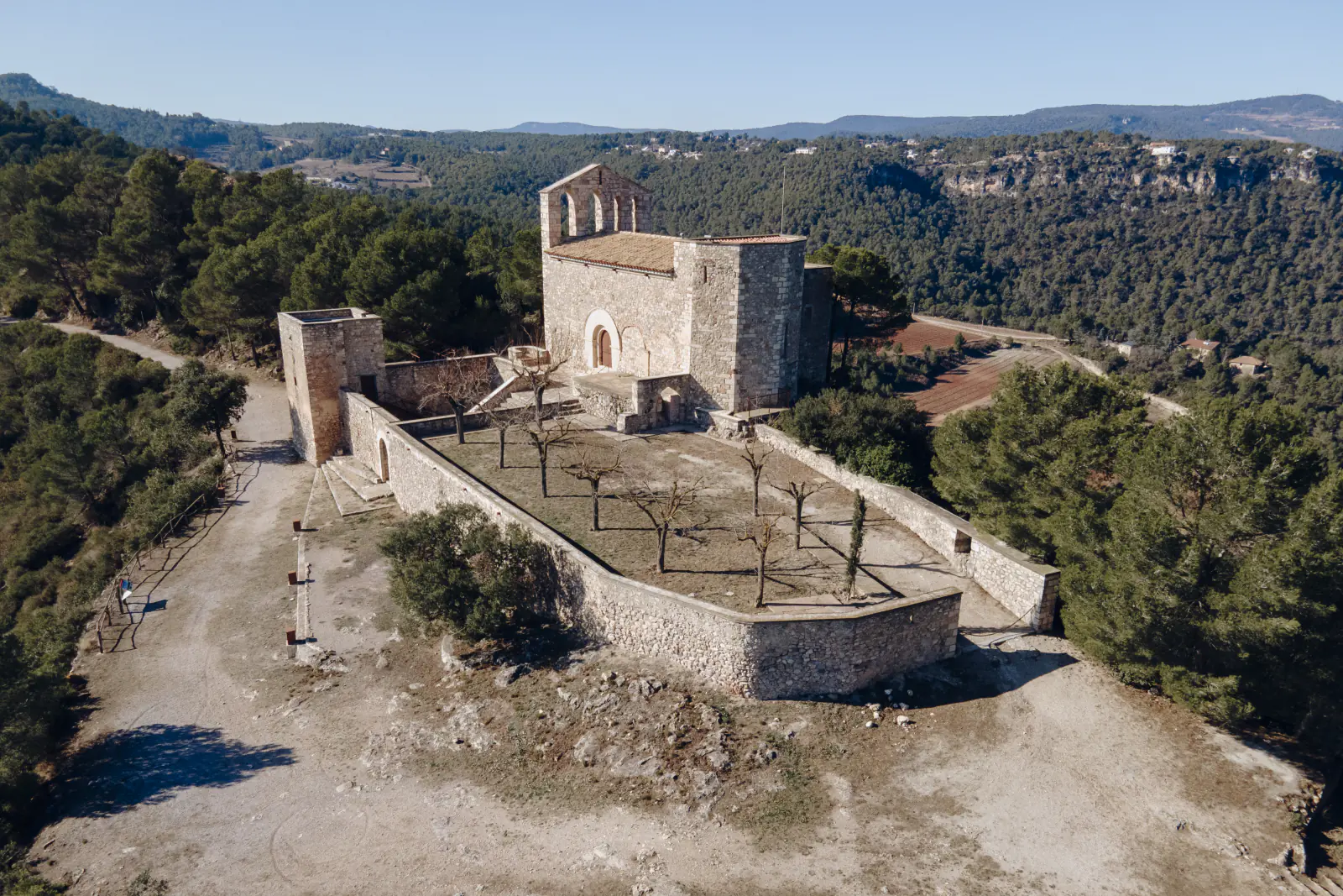El conjunt del santuari de Santa Maria de Foix, amb l'església i les muralles del castell, dalt del turó
